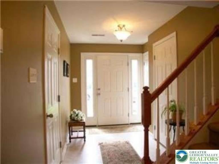 1073 Sparrow Way - Photo 3 of 15