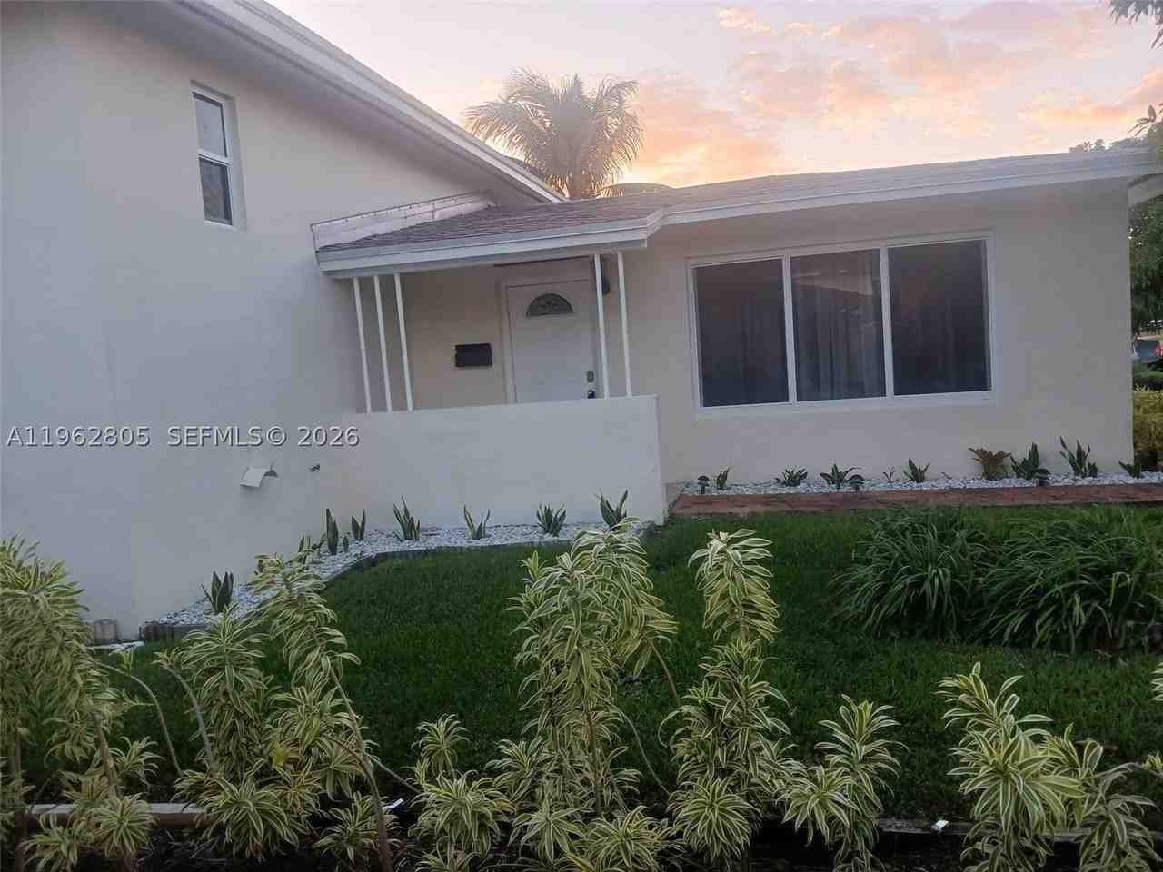 1260 Ne 200th Ter - Photo 4 of 50