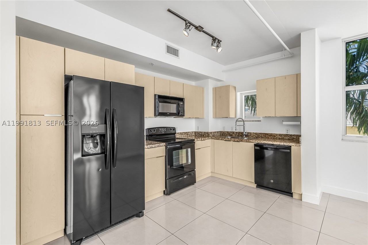3180 Sw 22nd St #601 - Photo 5 of 6