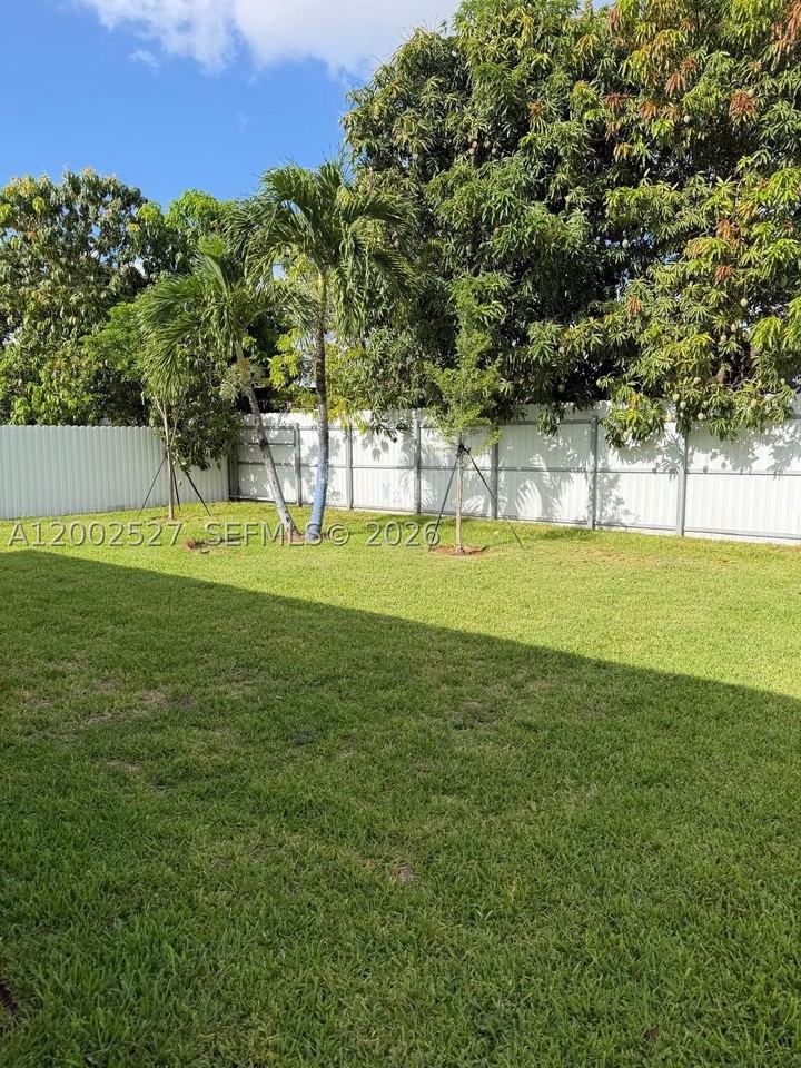 831 Se 9th Ave - Photo 3 of 15