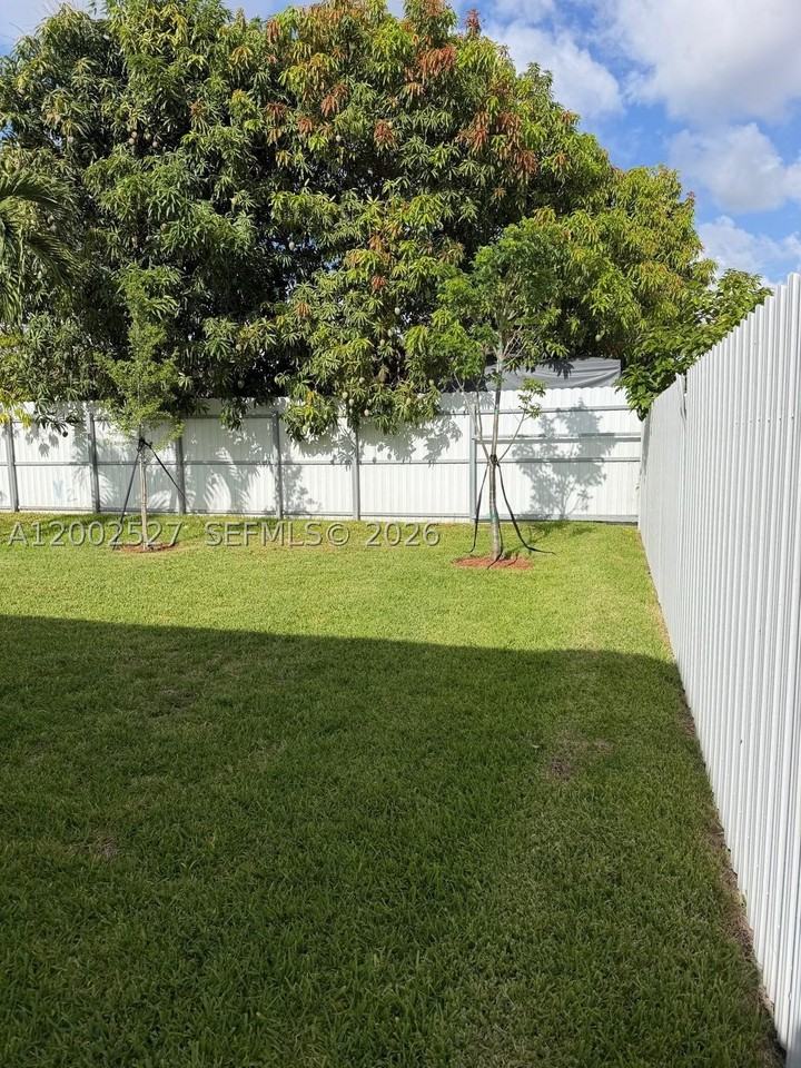 831 Se 9th Ave - Photo 4 of 15