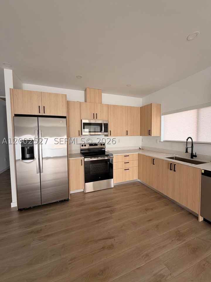831 Se 9th Ave - Photo 6 of 15