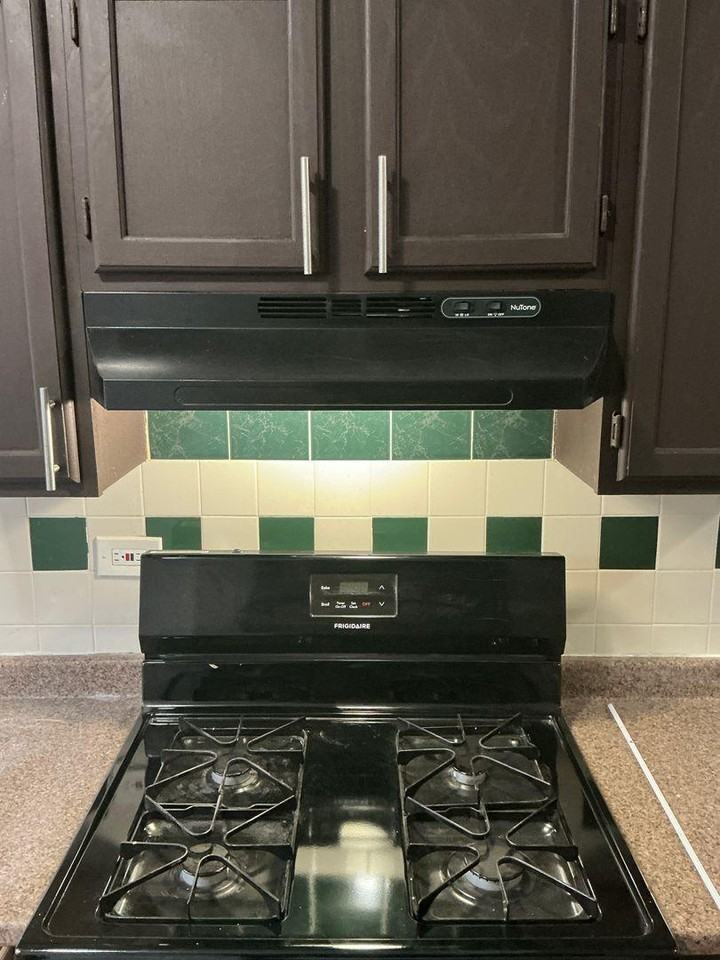 7658 S Ingleside Ave - Photo 2 of 10