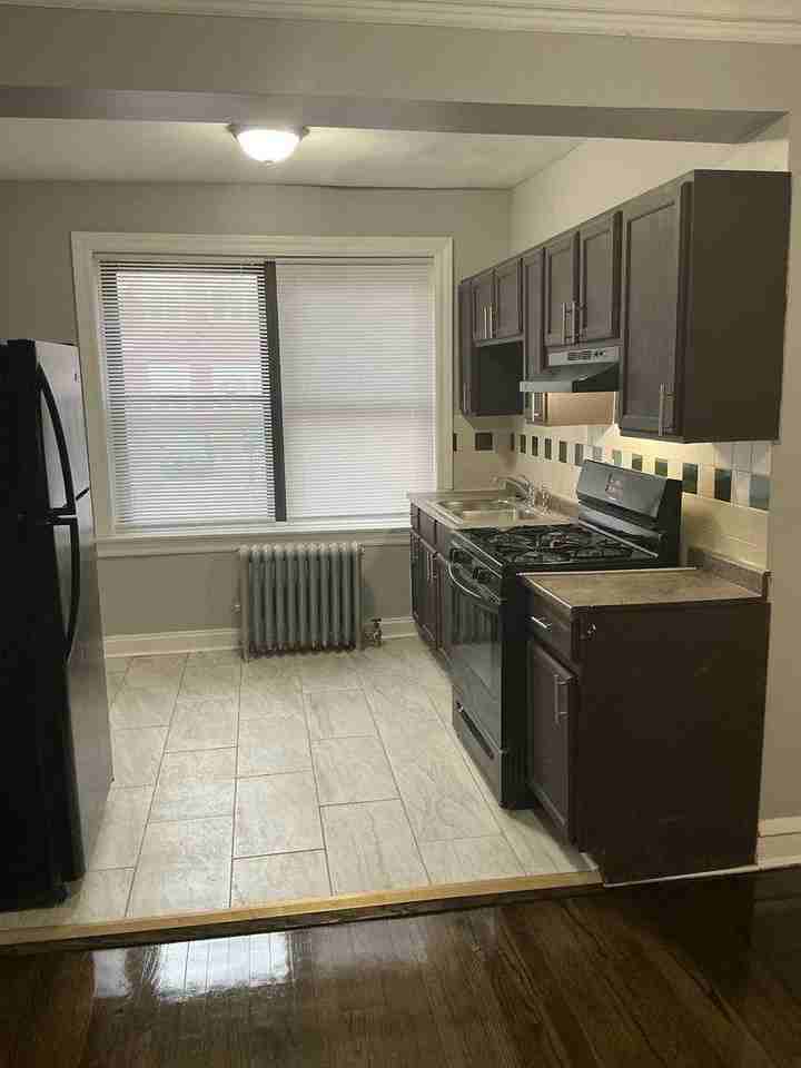 7658 S Ingleside Ave - Photo 3 of 10