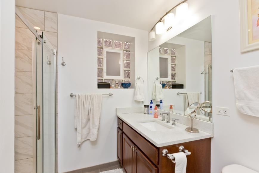 1326 W Roscoe St - Photo 4 of 10