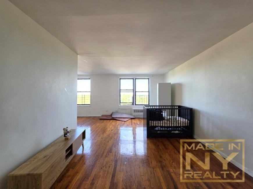 1625 Rockaway Pkwy - Photo 3 of 7