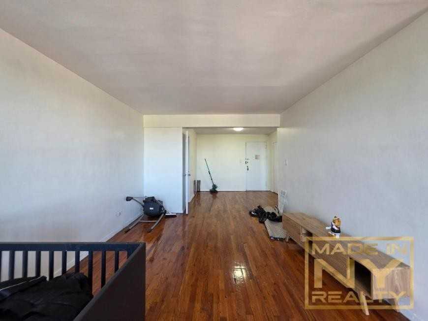 1625 Rockaway Pkwy - Photo 4 of 7