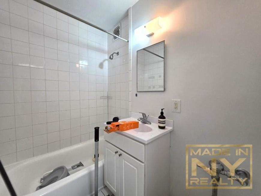 1625 Rockaway Pkwy - Photo 5 of 7