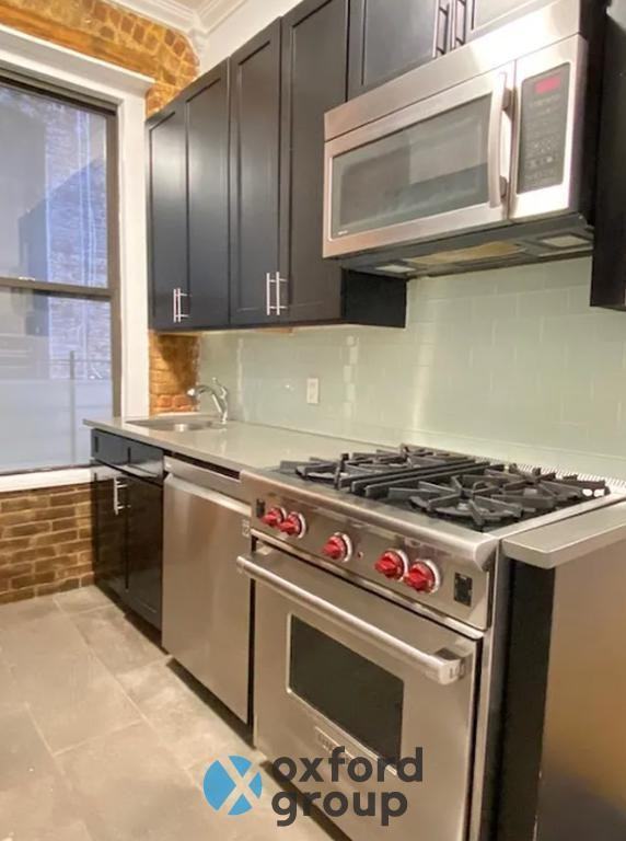 214 E 18th St - Photo 3 of 9