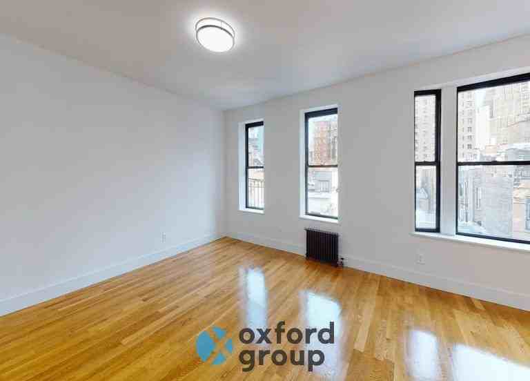 207 W 19th St - Photo 3 of 7