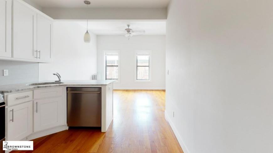 661 Henry St - Photo 2 of 5