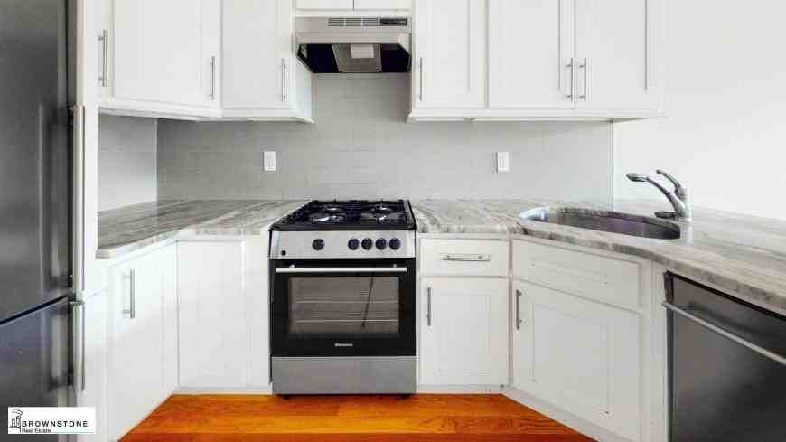 661 Henry St - Photo 3 of 5