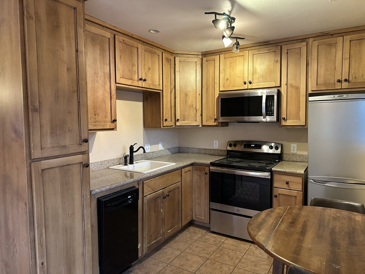 208 East 200 South - 2Suit 1-6 #2 - Photo 3 of 11
