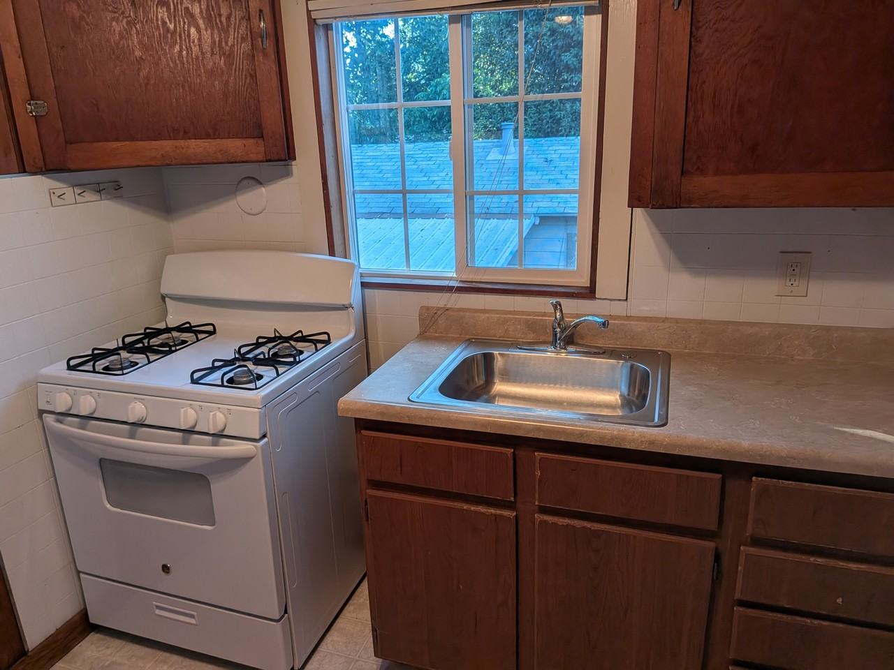 138 1/2 Donner Ave #138-1-2 - Photo 2 of 10