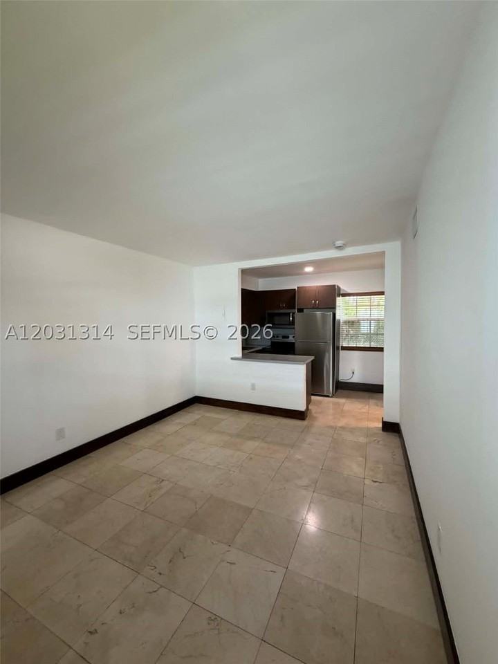 551 Ne 62nd St #6 - Photo 4 of 10