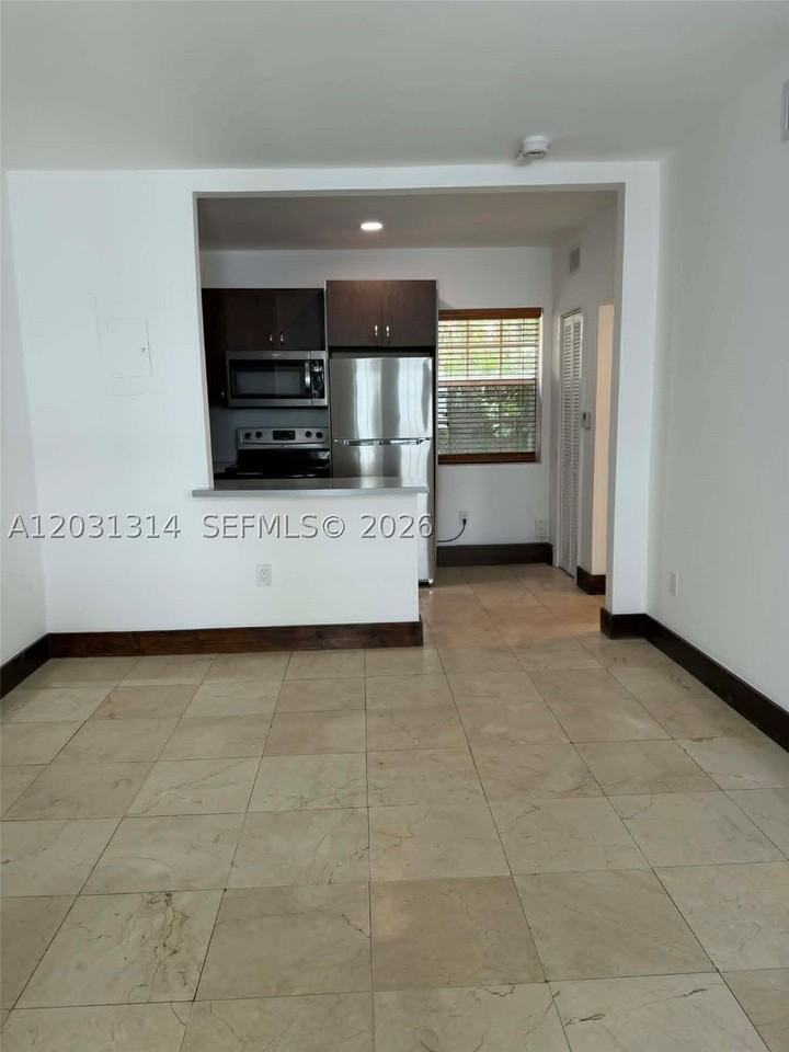 551 Ne 62nd St #6 - Photo 5 of 10