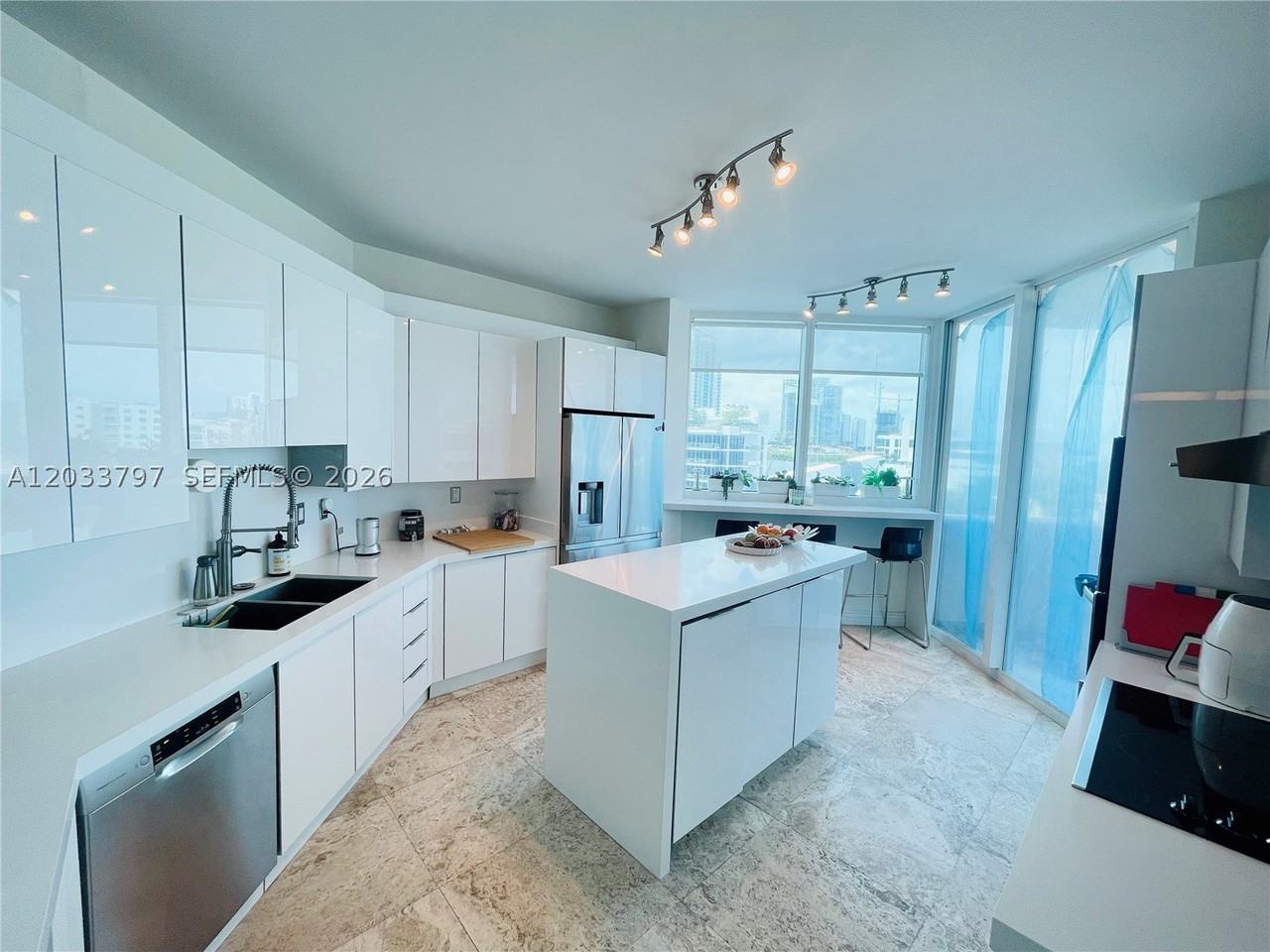 300 S Pointe Dr #705 - Photo 7 of 28
