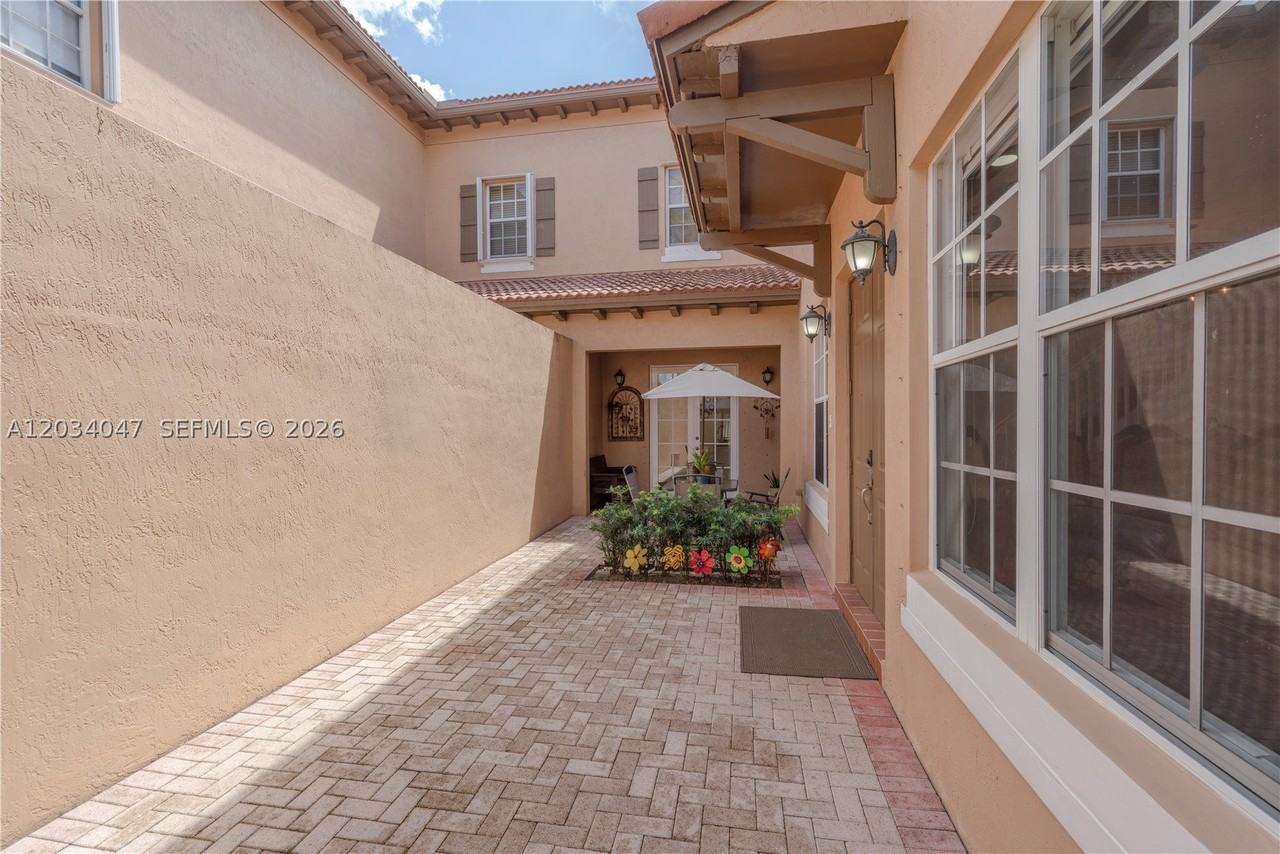 623 Sw 146th Ter - Photo 2 of 29