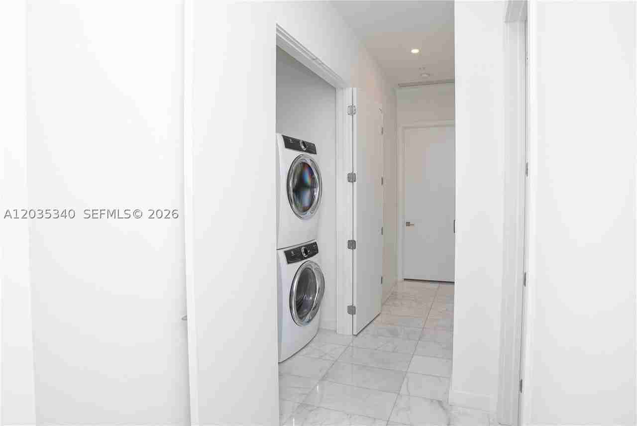 2821 S Bayshore Dr #20D - Photo 7 of 29