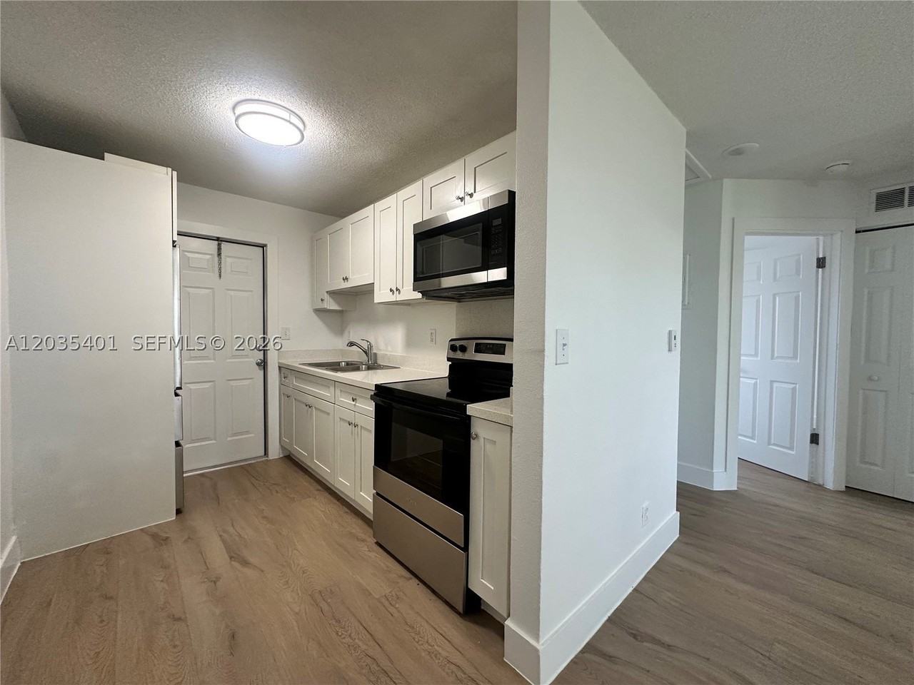 5911 Ne 18th Ave #4 - Photo 5 of 29