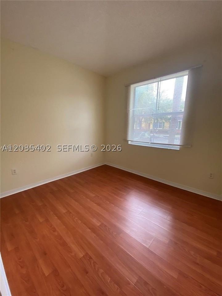 959 Ne 42nd Pl #959 - Photo 5 of 10