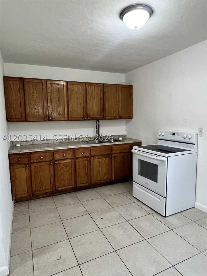 1754 Nw 45th St #1754 - Photo 4 of 10