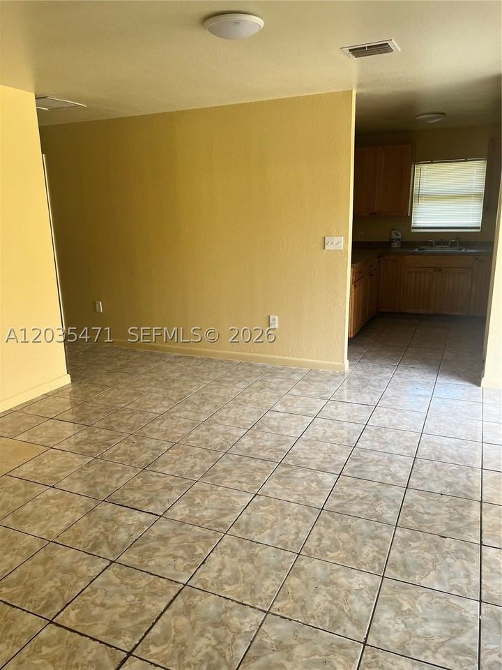 2111 Nw 100th St #B - Photo 4 of 7