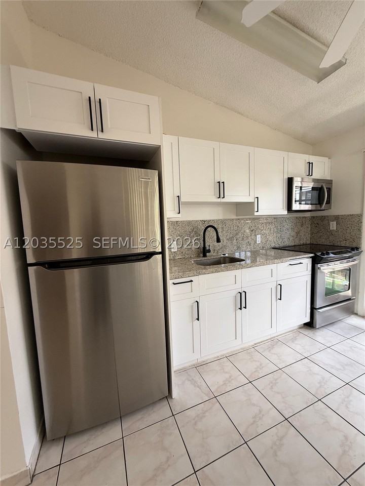 10968 Sw 5th St #10968 - Photo 5 of 10