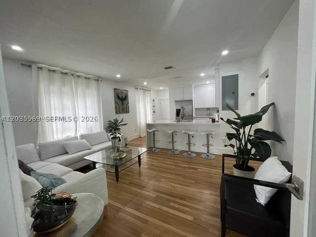 1091 Nw 59th St - Photo 5 of 8