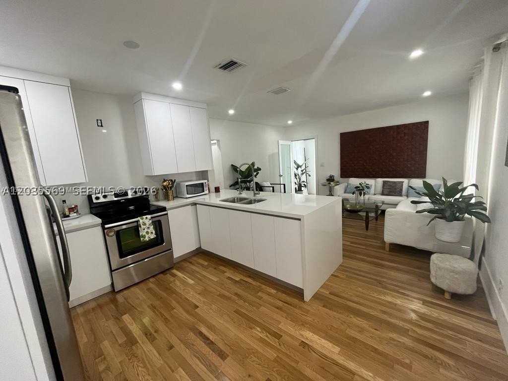 1091 Nw 59th St - Photo 6 of 8