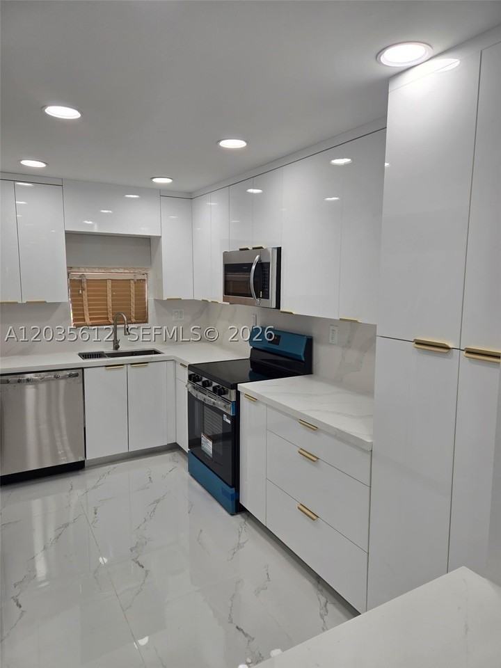 700 S Hollybrook Dr #207 - Photo 2 of 26