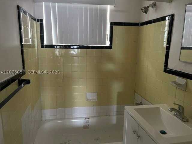 2751 Nw 46th St #11 - Photo 4 of 4