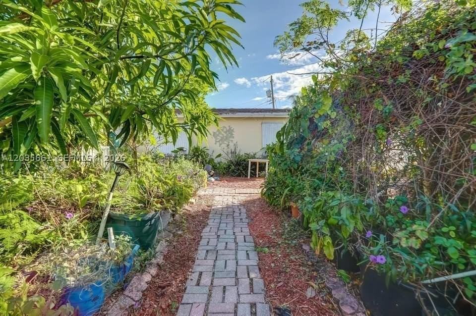 22XX Sw 42nd St #C - Photo 2 of 8