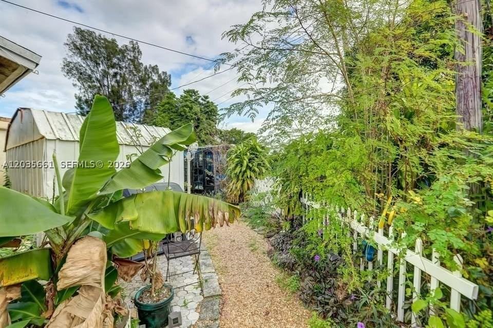 22XX Sw 42nd St #C - Photo 3 of 8