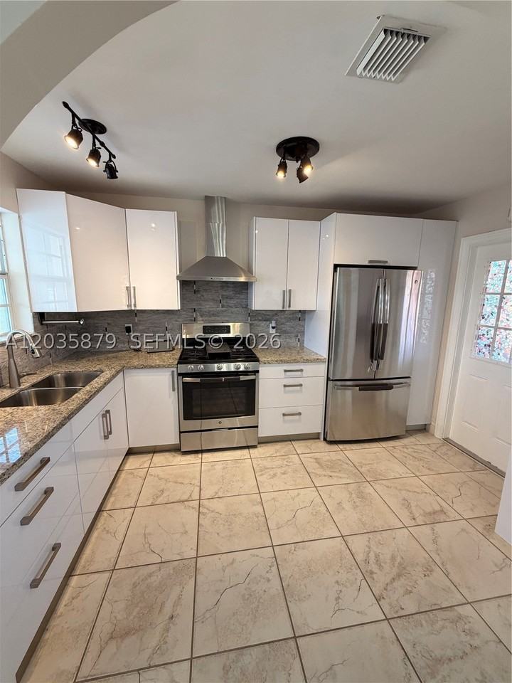 7751 Nw 32nd St - Photo 4 of 24