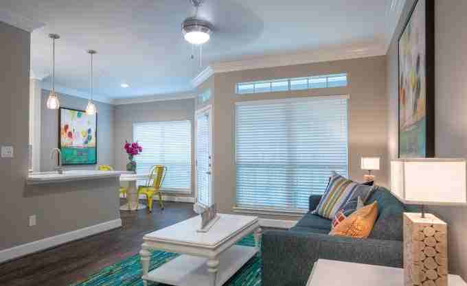 15135 Memorial Dr - Photo 3 of 10