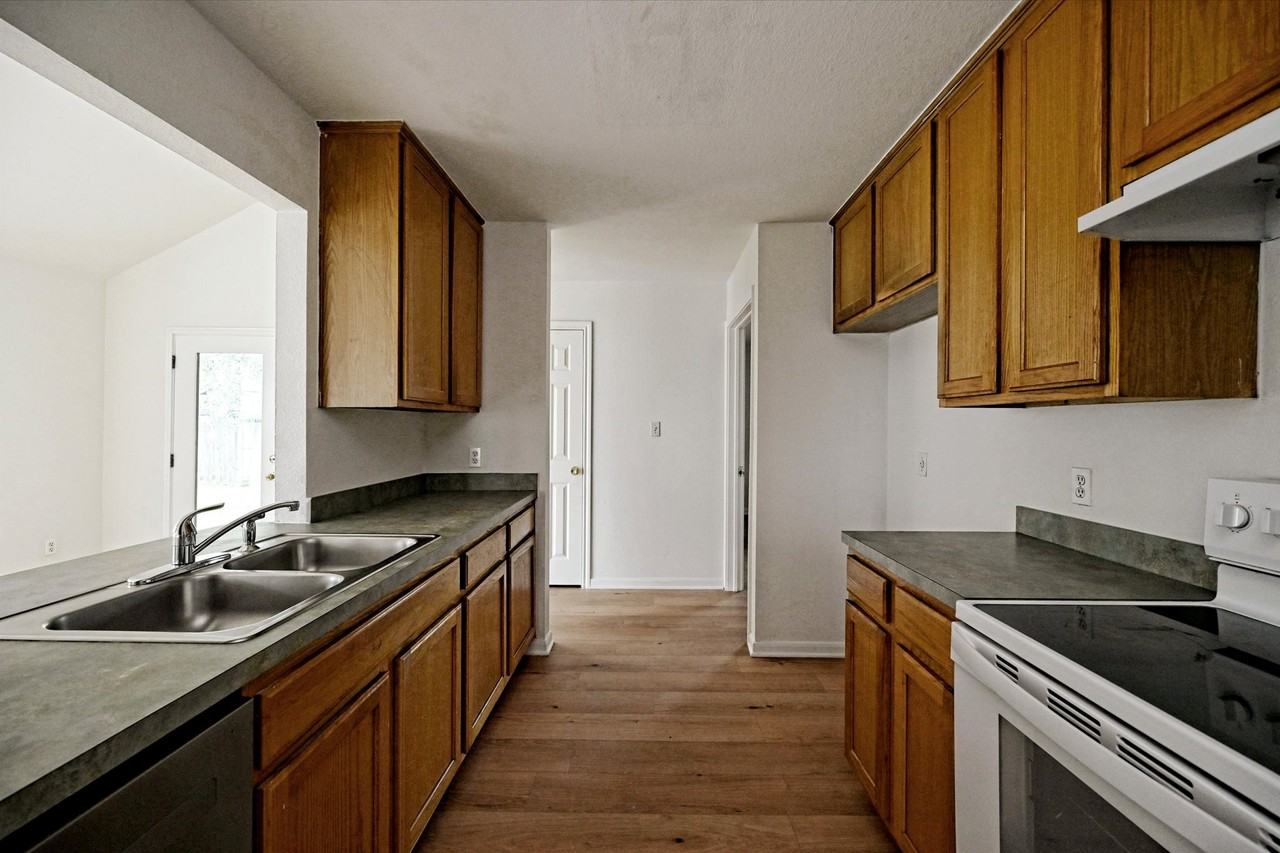 108 N Mockingbird Cir - Photo 3 of 10