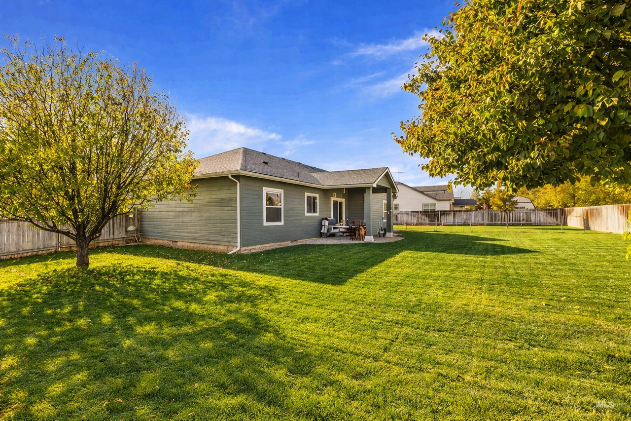 220 Ne Greystone Loop - Photo 2 of 10