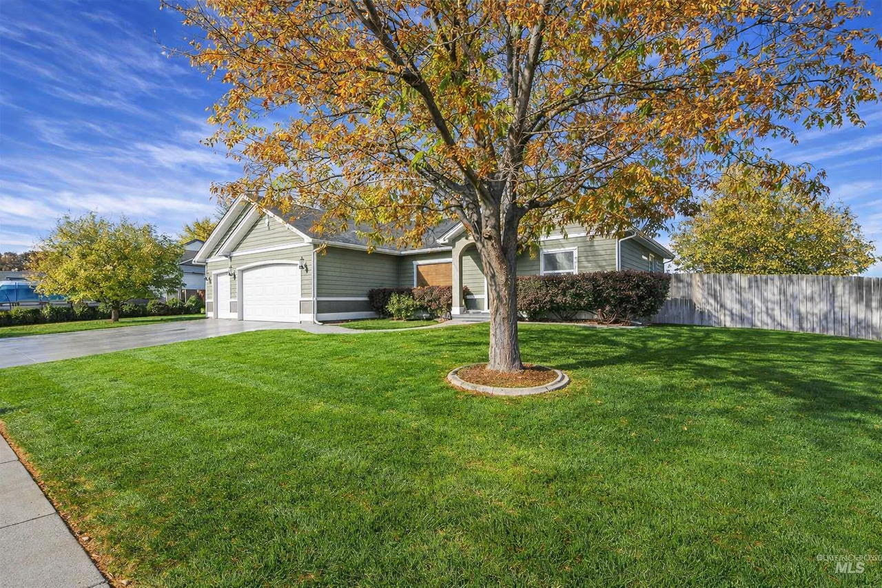 220 Ne Greystone Loop - Photo 4 of 10