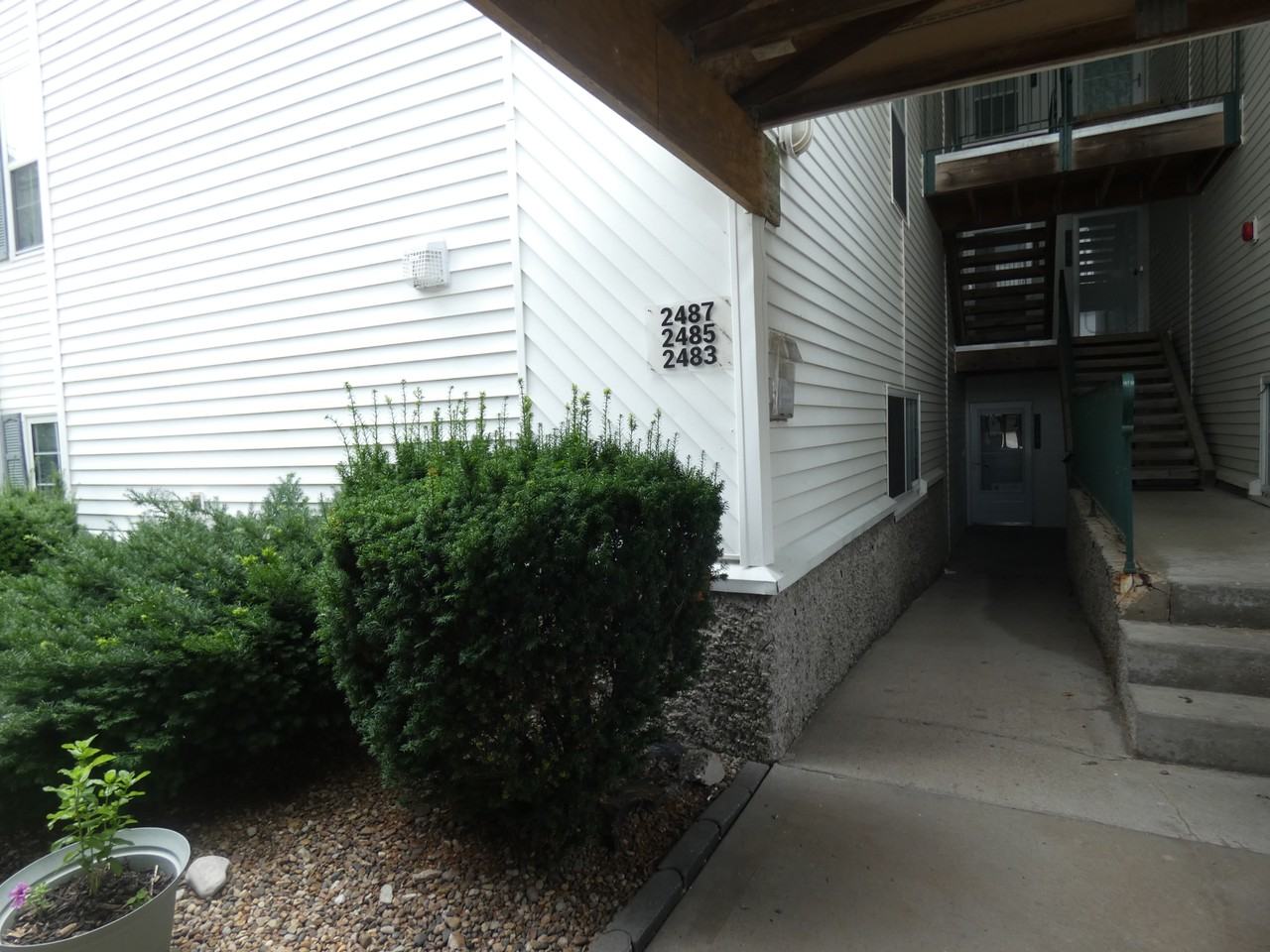2483 Ne 68th St - Photo 3 of 23