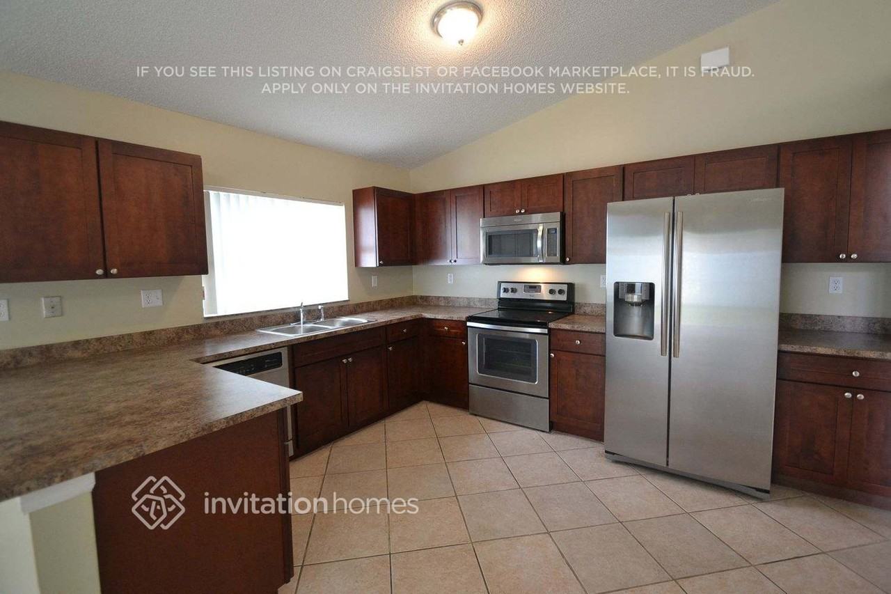 16594 Nw 7th St - Photo 3 of 14