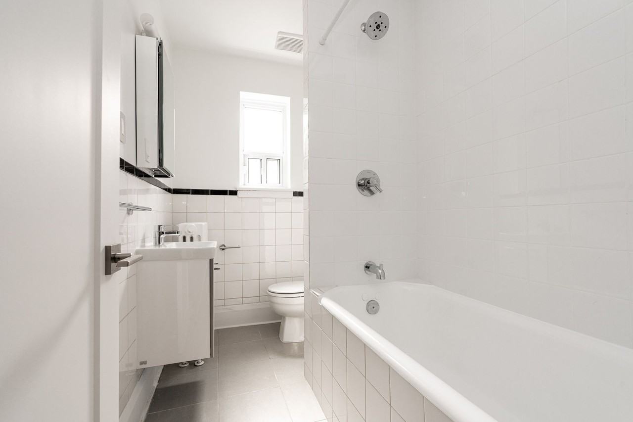 118 Roncesvalles Avenue - Photo 4 of 11