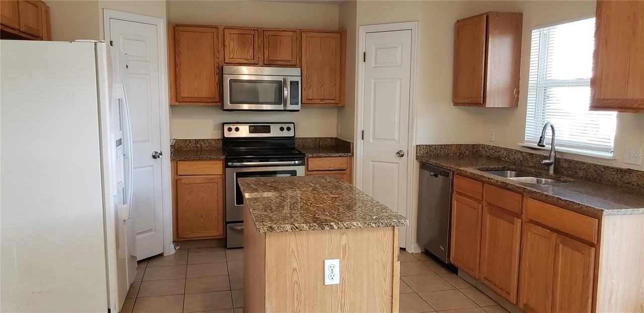 274 Curtis Ave - Photo 5 of 19
