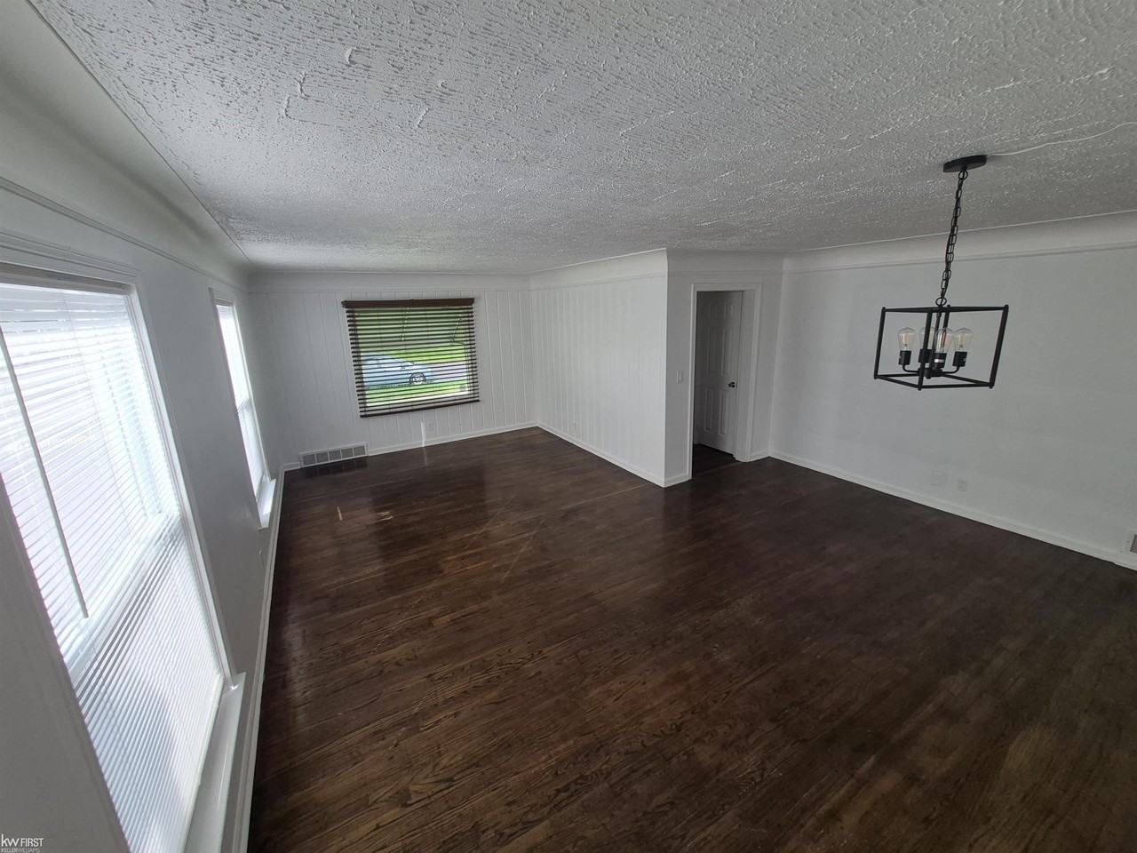 2038 Copeman Blvd - Photo 3 of 16