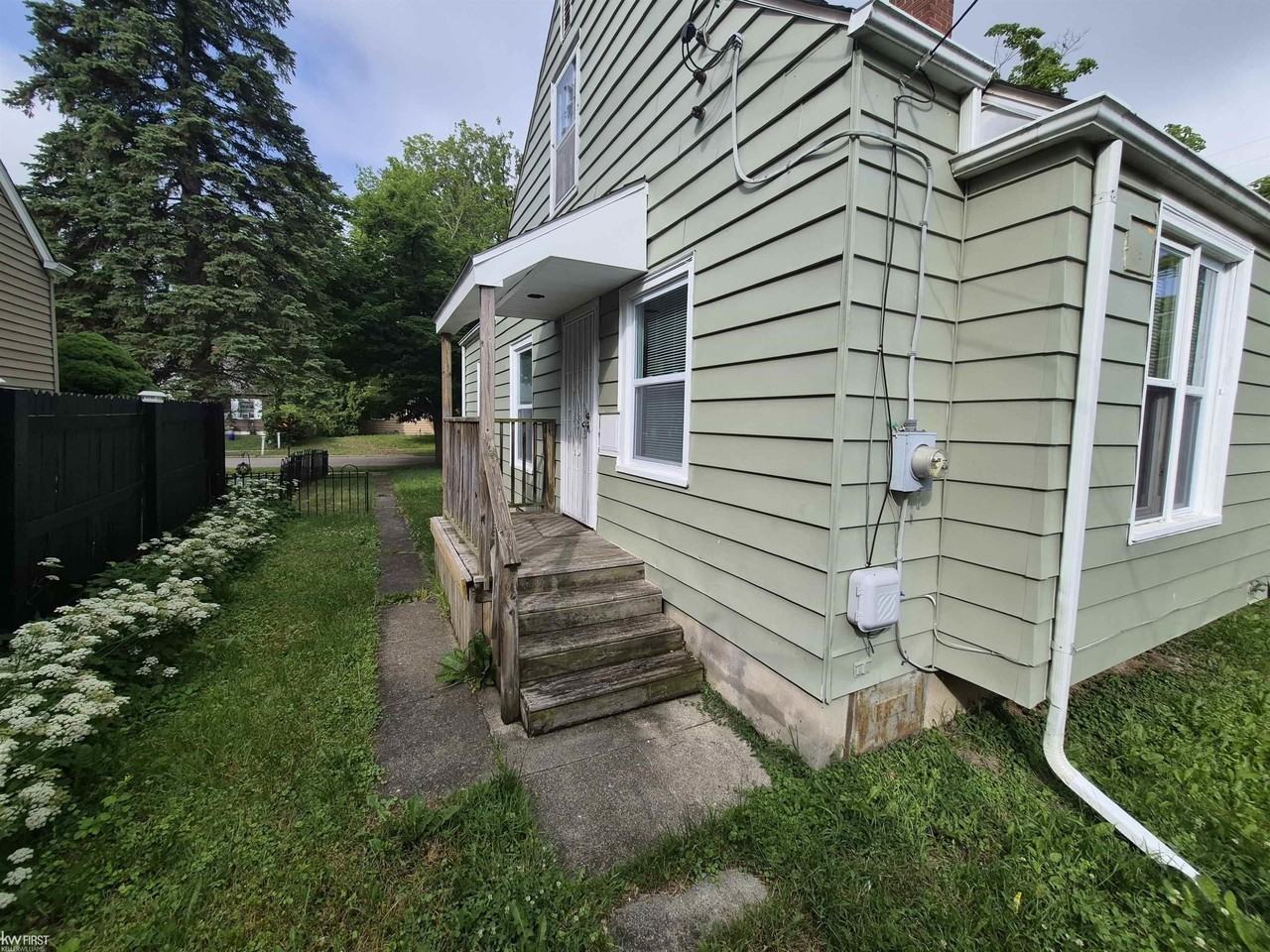 2038 Copeman Blvd - Photo 4 of 16