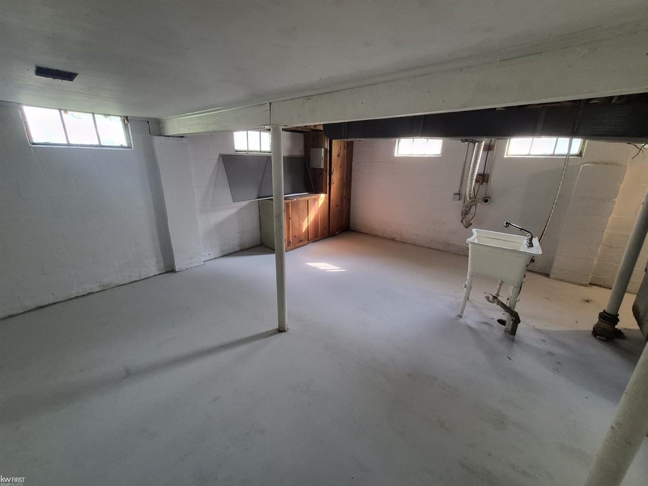 2038 Copeman Blvd - Photo 5 of 16