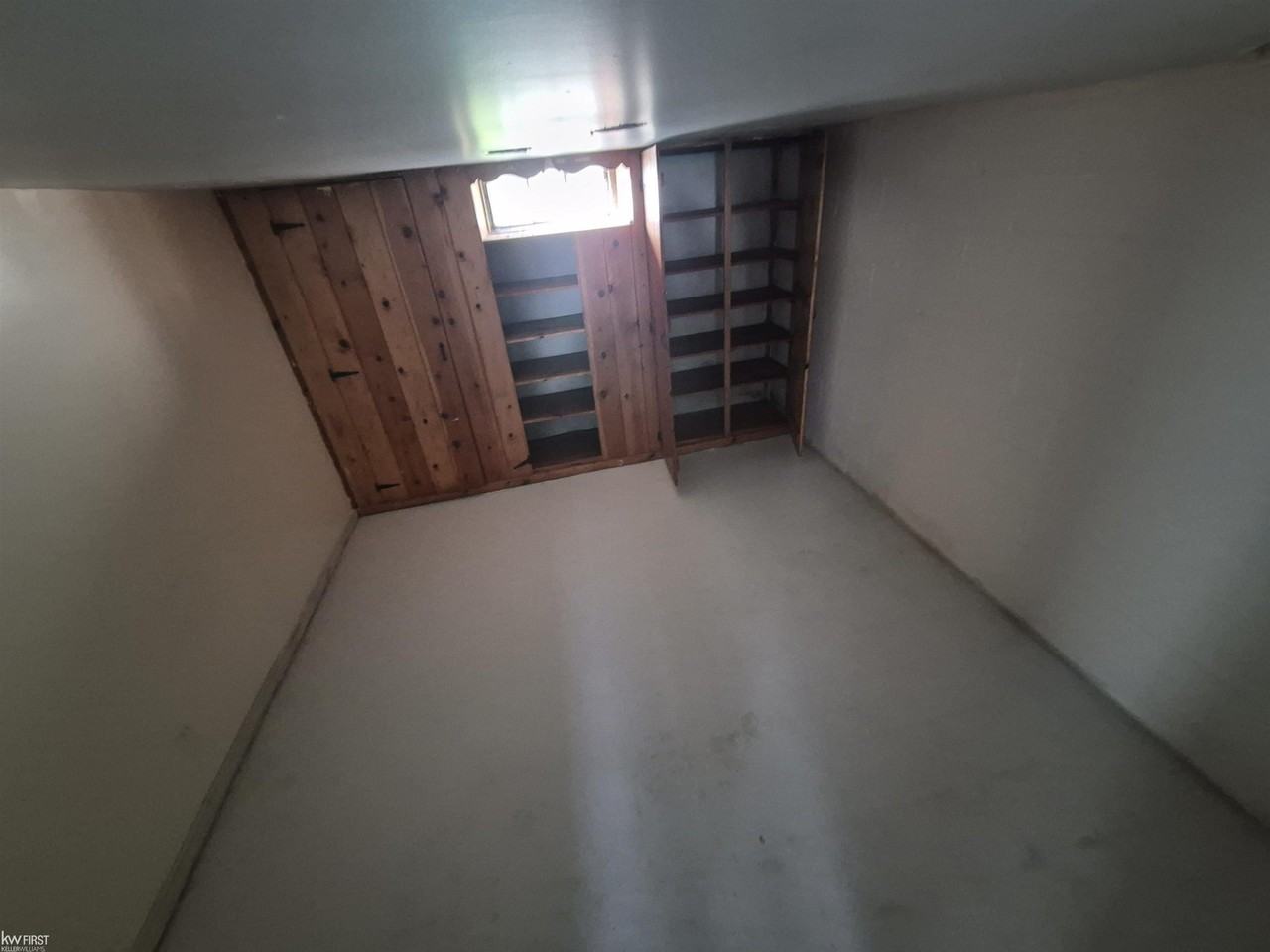 2038 Copeman Blvd - Photo 7 of 16