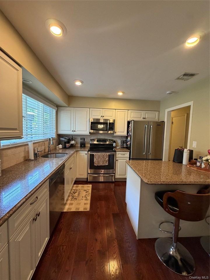 3 Deeringwood Ln - Photo 4 of 24