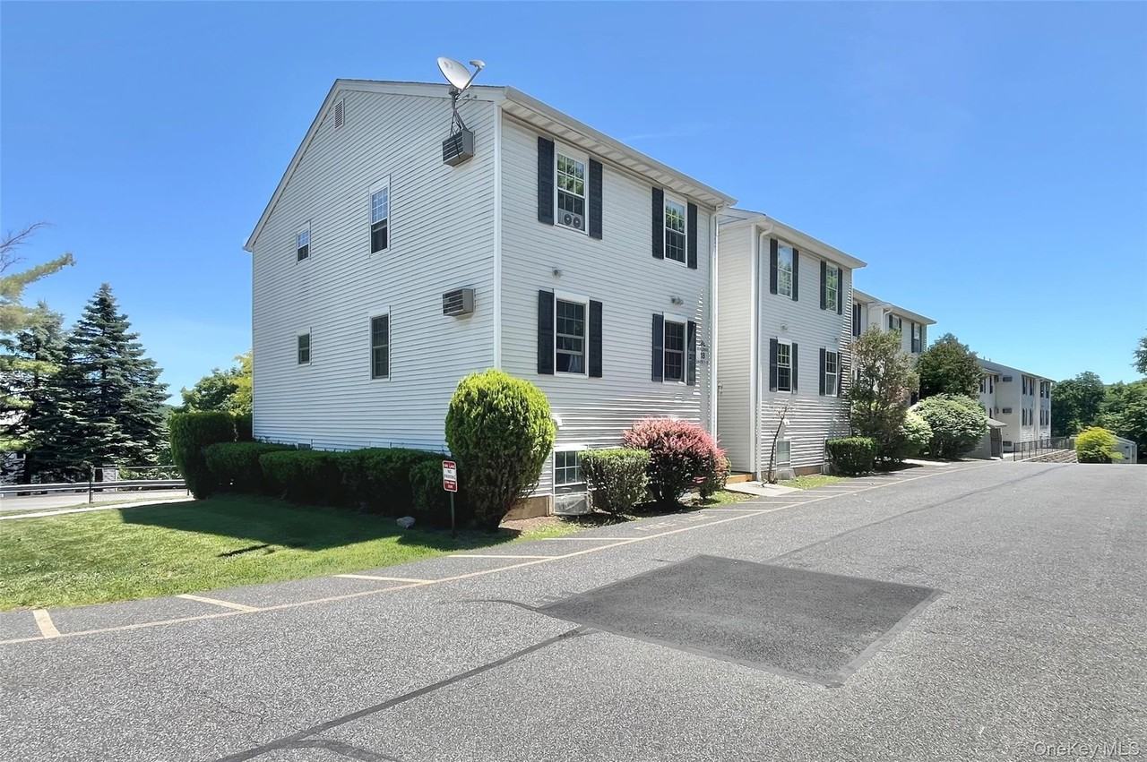 18 Lexington Hl #12 - Photo 2 of 40