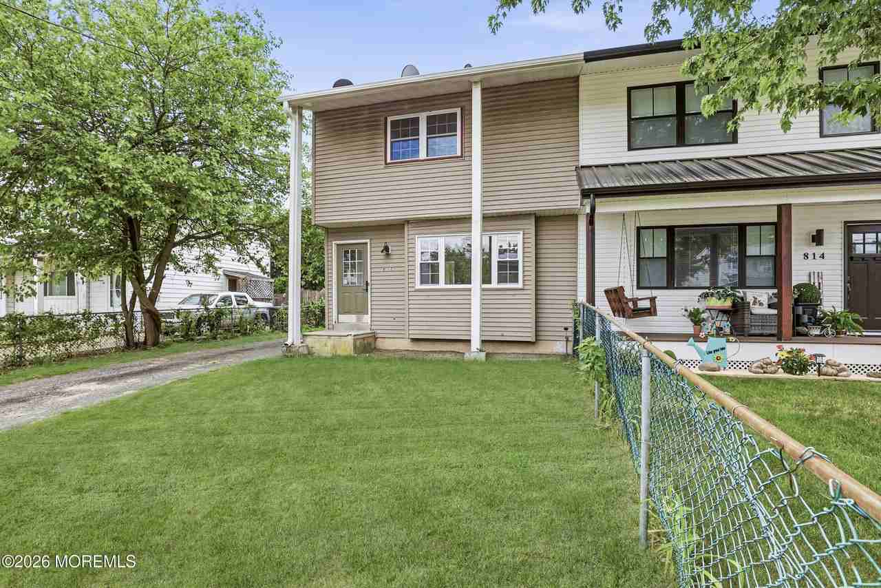 812 Oak St - Photo 2 of 22